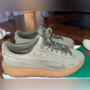 Only wore 2 times , color: olive, 8 in women’s ( cleaning out my shoe closet )